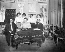 Cecilia Grierson, la primera médica argentina y pionera del feminismo en el país, tomando examen en la Facultad de Medicina, 1909.