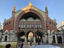 Fachada del mercado de Colón al atardecer.