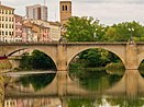 Puente de Piedra con vistas hacia la Iglesia de Santiago