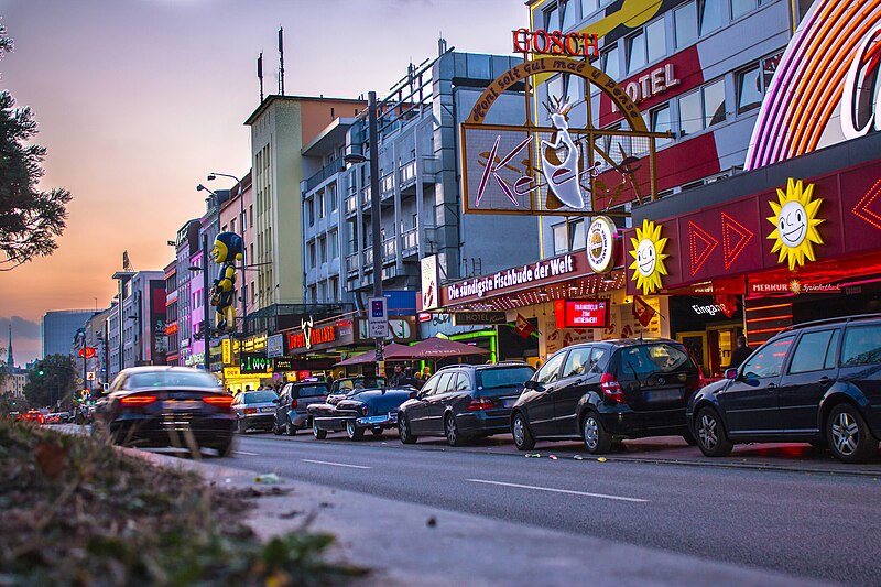 File:Reeperbahn at dawn.jpg