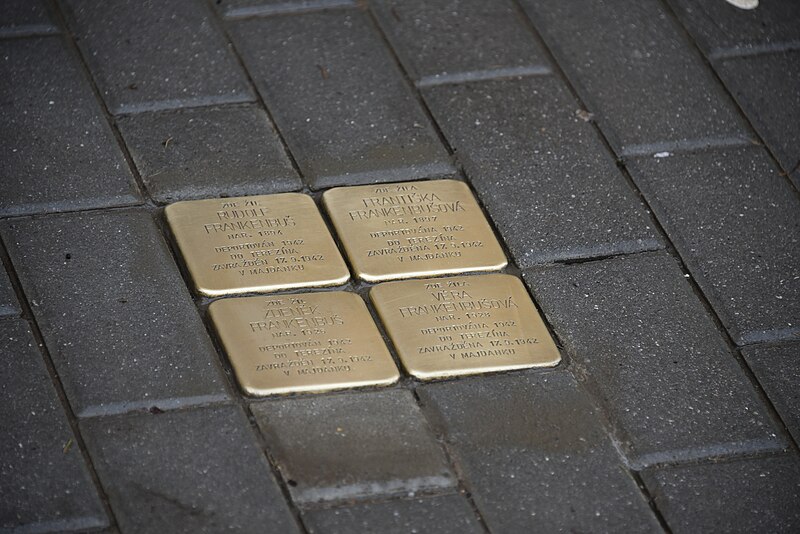 File:Stolpersteine Familie Frankenbus.JPG