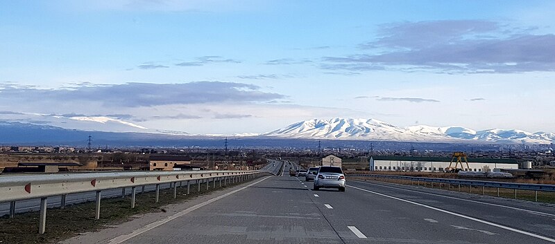 Файл:Aragats from M2 highway.jpg