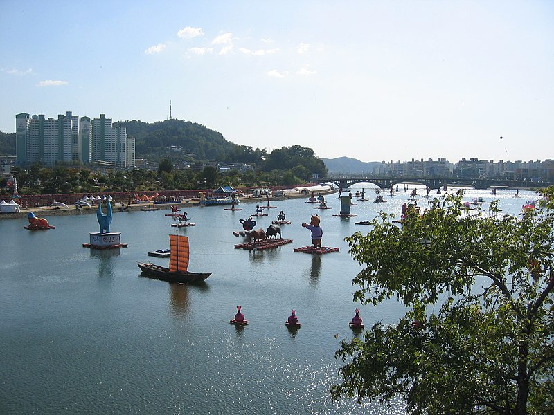 File:Korea-Jinju-Festival-Nam.River-01.jpg