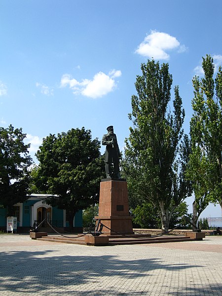 Файл:Monument Makarov.jpg