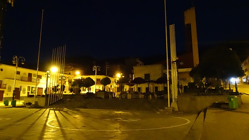 Archivo:Plaza de Huari 01163.jpg