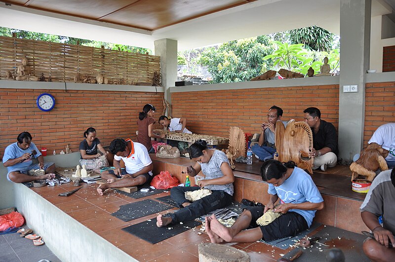 Файл:Wood carving in Bali.jpg