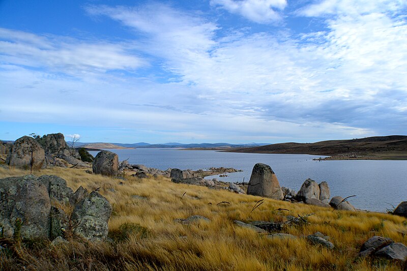 File:Eucumbene Lake, Adaminaby.jpg