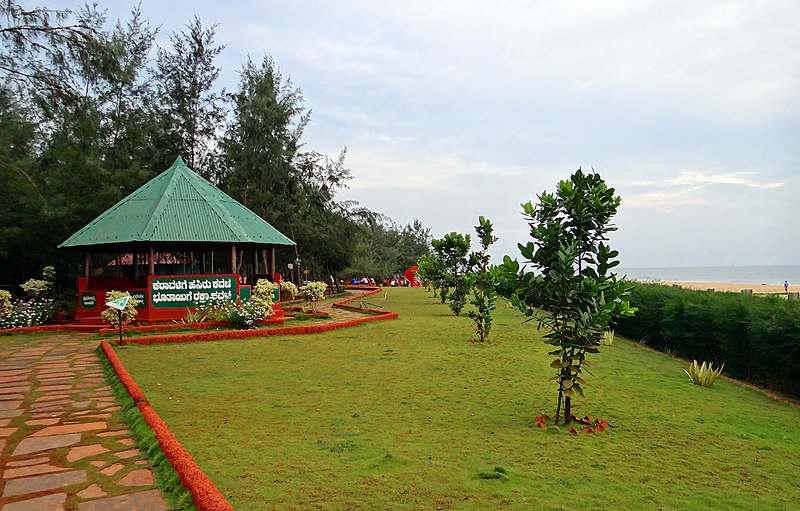 File:Kasrkod-beach-park-Honnavar.jpg