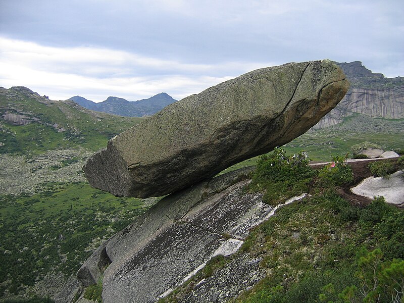 Файл:Hanging-rock-ergaki.jpg