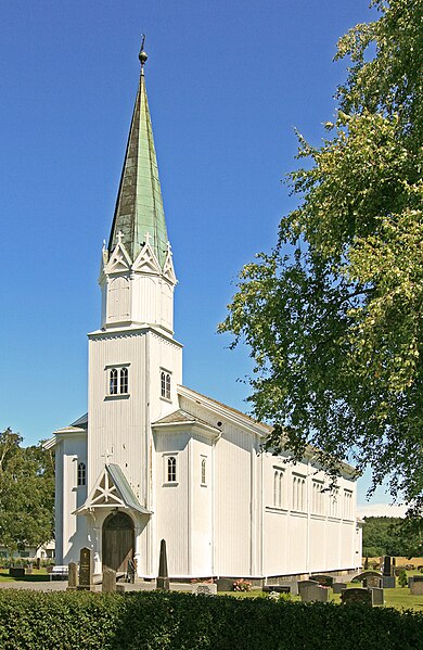 File:Larvik Berg kirke.jpg