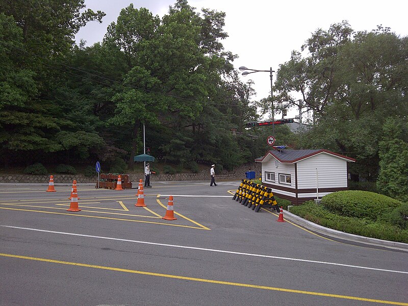 File:Segeomjeong-Jahamun checkpoint July 2011.jpg