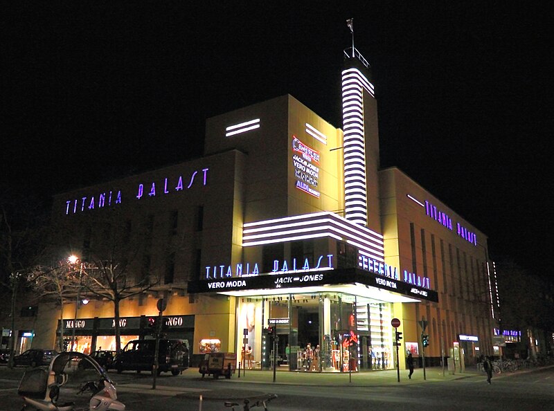 File:Titania-Palast bei Nacht 2.jpg