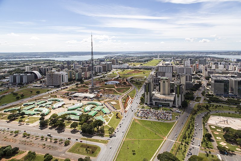 Archivo:Brasilia aerea eixo monumental.jpg