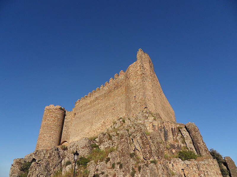 Archivo:CastilloAlcocer.jpg