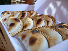 Una docena de empanadas salteñas.