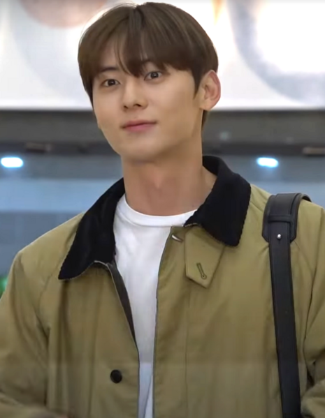 File:Hwang Min-hyun 황민현 2022.png