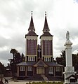 Iglesia de dos torres de Panguipulli, construida en 1947 por los Capuchinos.