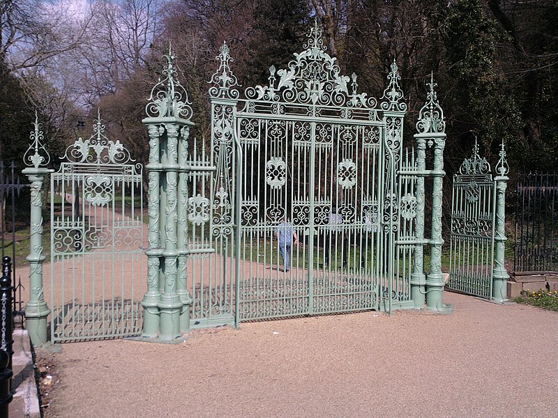 File:Pontypool Park Gates.jpg