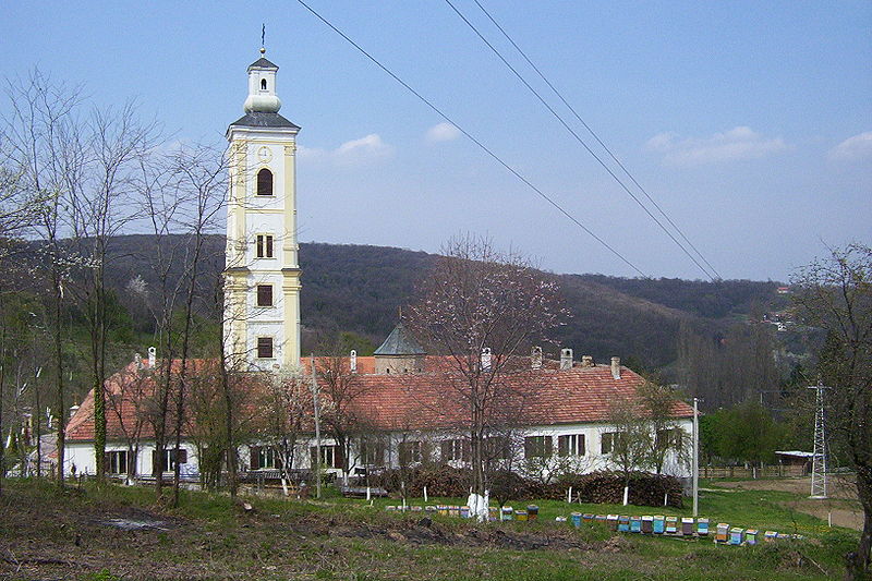 Archivo:Velika Remeta monastery.jpg