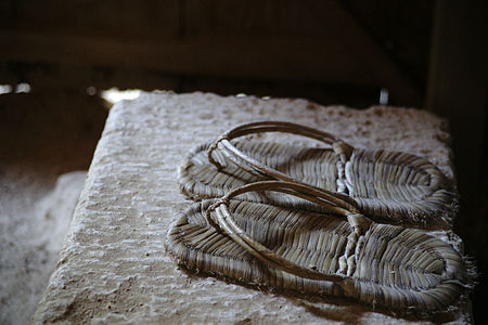 Straw zōri (wara-zōri)[2] with stitched-on outsole