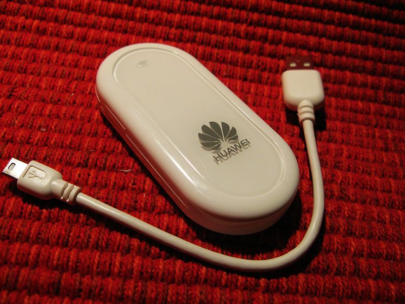 File:3G With USB cable.jpg