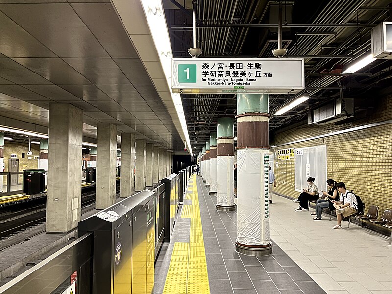 File:谷町四丁目駅 中央線ホーム 2024.jpg