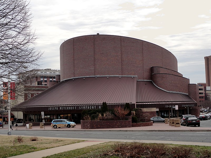 Файл:Meyerhoff Sym Hall 2012a.jpg