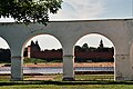 Fotografía tomada detrás de la arcada junto al río Vóljov.