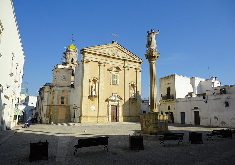 Файл:Piazza Taviano.jpg