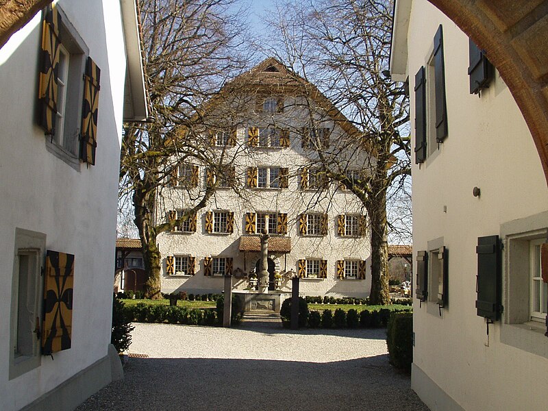 File:Schloss Böttstein Innenhof.JPG