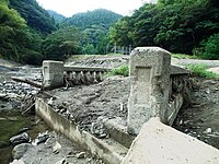 過去犬鳴地區的下谷橋遺跡，現已被水庫的水淹沒，當水位較低時可以見到