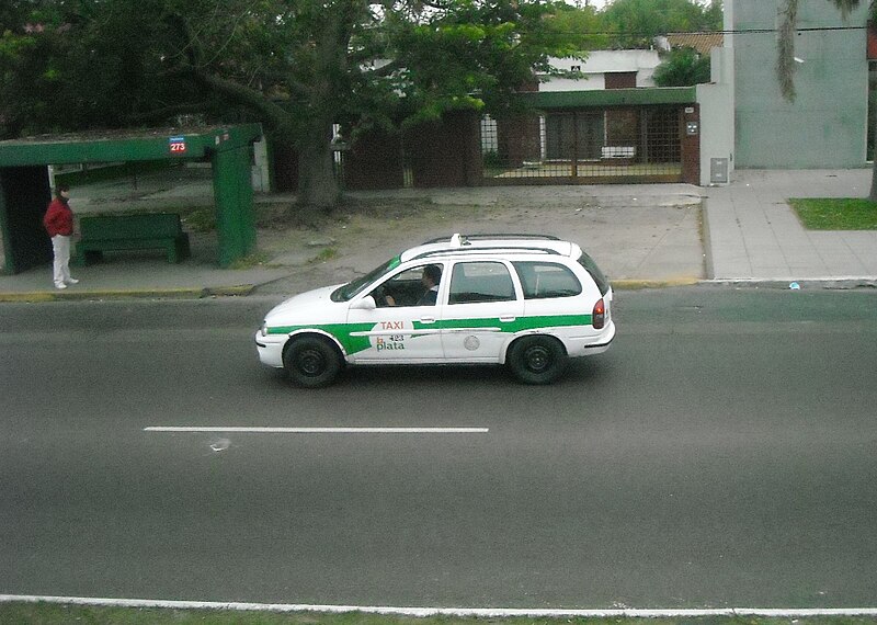 Archivo:Taxi La Plata (2).JPG