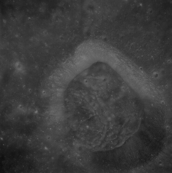 Archivo:AS10-33-4858 Mandel'shtam Q crater.jpg