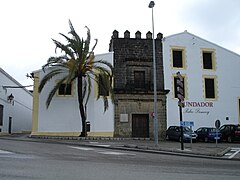 Bodega construida utilizando una de las torres de la Puerta de Rota.