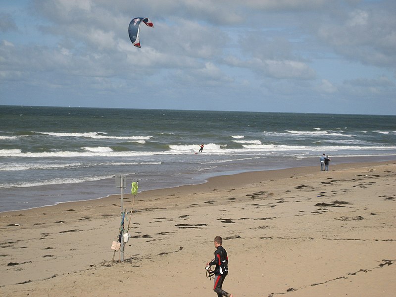 File:Kitesurfing in Noordwijk2.JPG