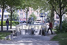 Simonis metro station entrance.jpg