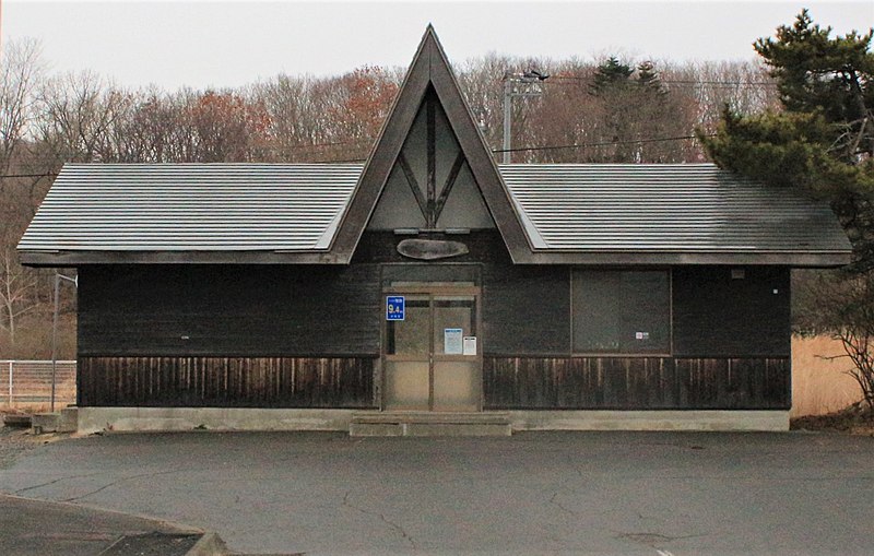 File:Tomikawa Station front 20210325.jpg