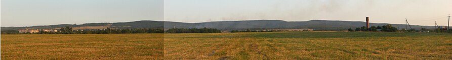 Панорама гор в окрестностях пос. Черноморского: справа - Песчаный хребет (урочище Волчьи Ворота), слева - хребет Длинная Гора