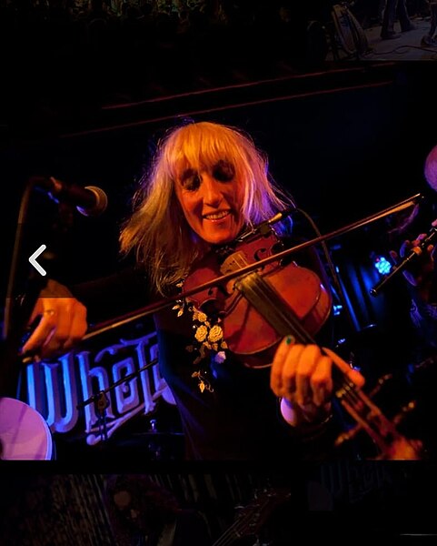 Archivo:Dee Amstrong playing fiddle.jpg