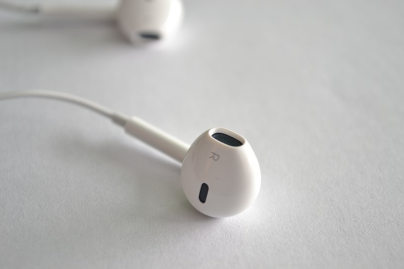 Archivo:EarPods derecho.JPG