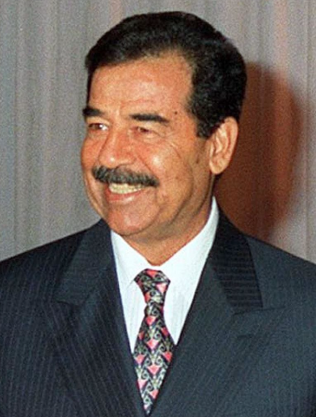 Archivo:Saddam Hussein in 1998.png