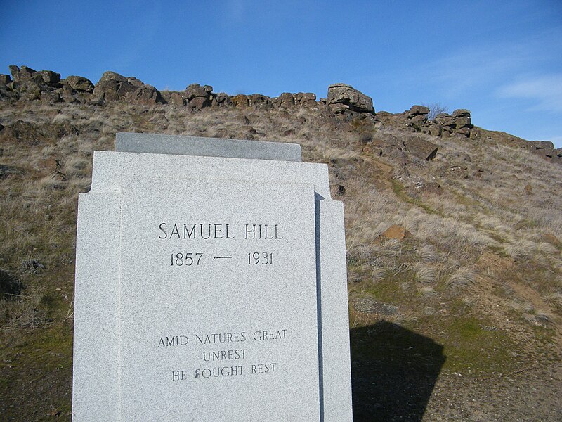 Archivo:SamHillTombMaryhill.JPG