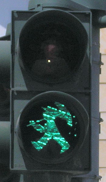 File:Ampelmännchen mit Regenschirm.JPG