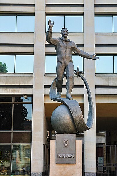 File:Gagarin statue london.jpg