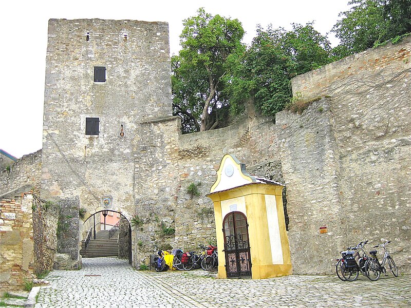 File:Hainburg, Fischertor..jpg