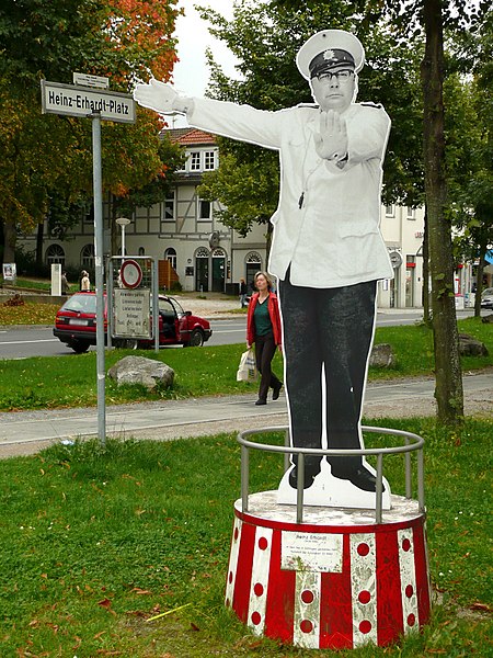 Файл:Heinz Erhardt Denkmal Gö.jpg