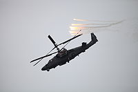 Ka-52 (бортовой № 48) на МАКС-2013 — демонстрационный полёт с отстрелом ложных тепловых целей.