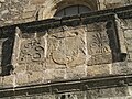 Emblemas de los Reyes Católicos en la fachada de la iglesia de Santiago, de Losar de la Vera (Cáceres), c. 1500.