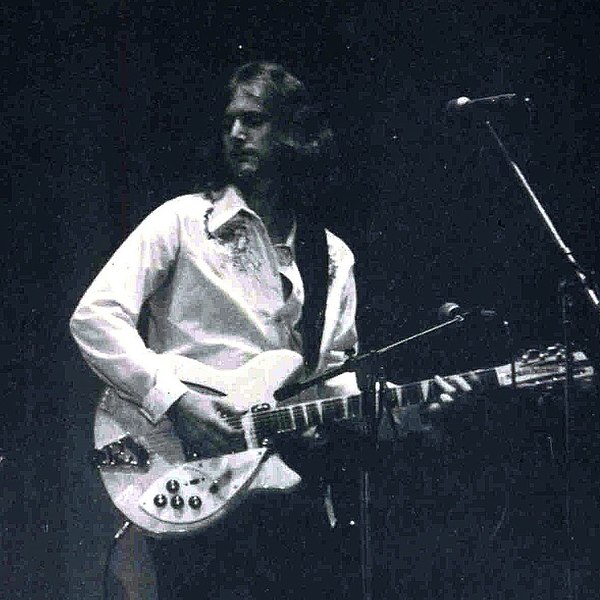 File:McGuinn 1972 cropped (2).jpg