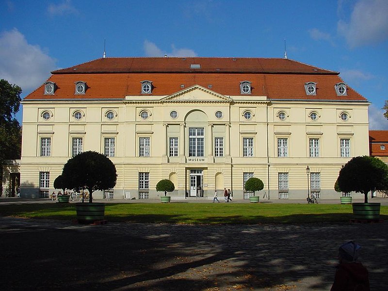 File:SchlosstheaterCharlottenburg.jpg